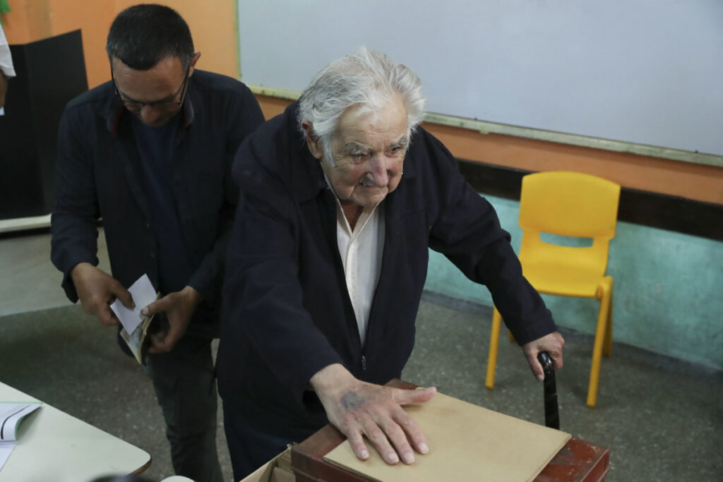 El exmandatario José Mujica tras votar en un colegio electoral, ubicado en el Barrio Cerro de Montevideo, este domingo. Foto: EFE