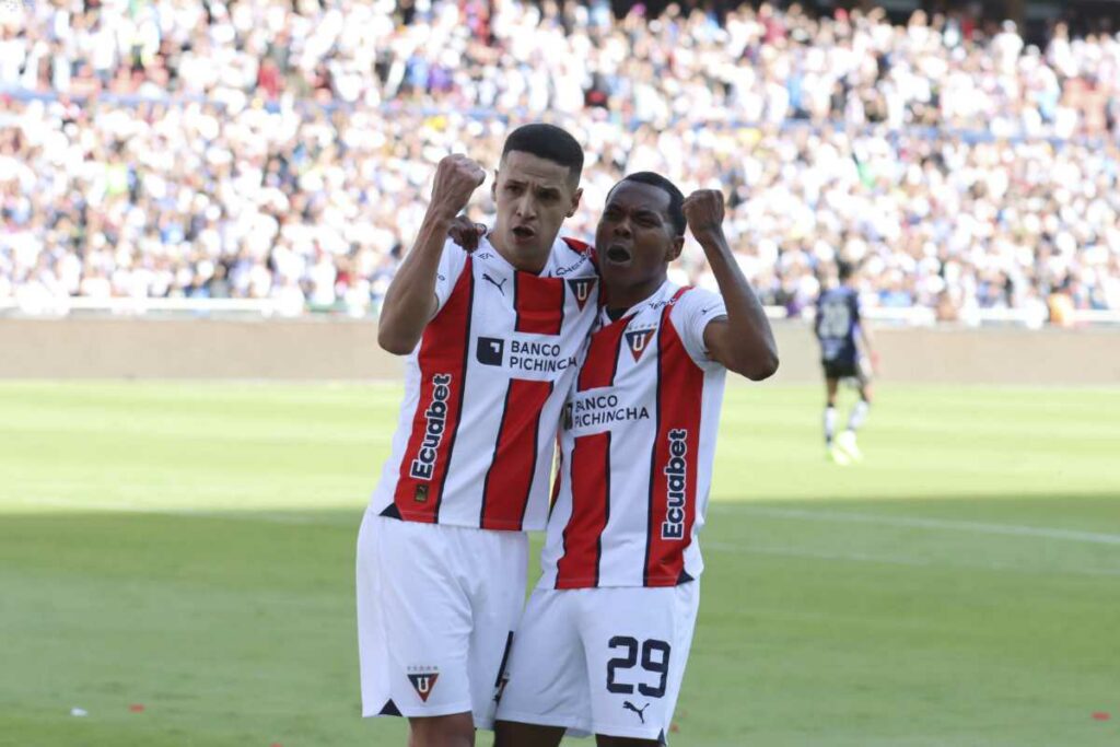Álex Arce (i) y Bryan Ramírez, jugadores de Liga de Quito en el 2024.