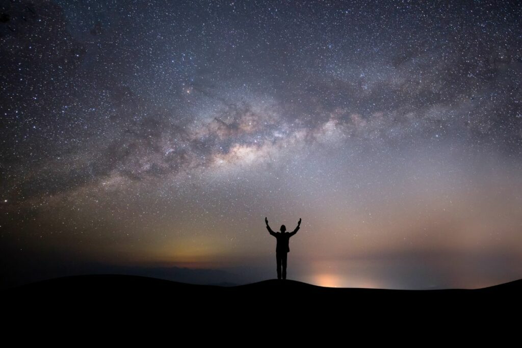Noviembre trae fenómenos astronómicos como la conjunción entre la Luna y Saturno, la Luna Llena del Castor y la oposición de Urano. Foto: Freepik.