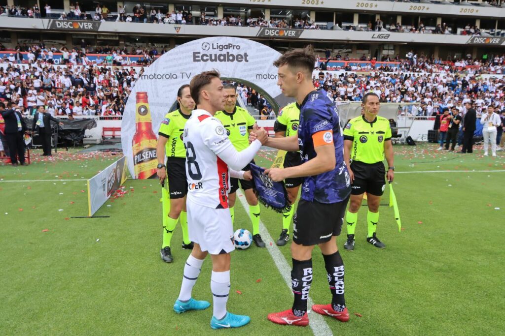 Ezequiel Piovi (i) y Richard Schunke en un partido de la Liga Pro.
