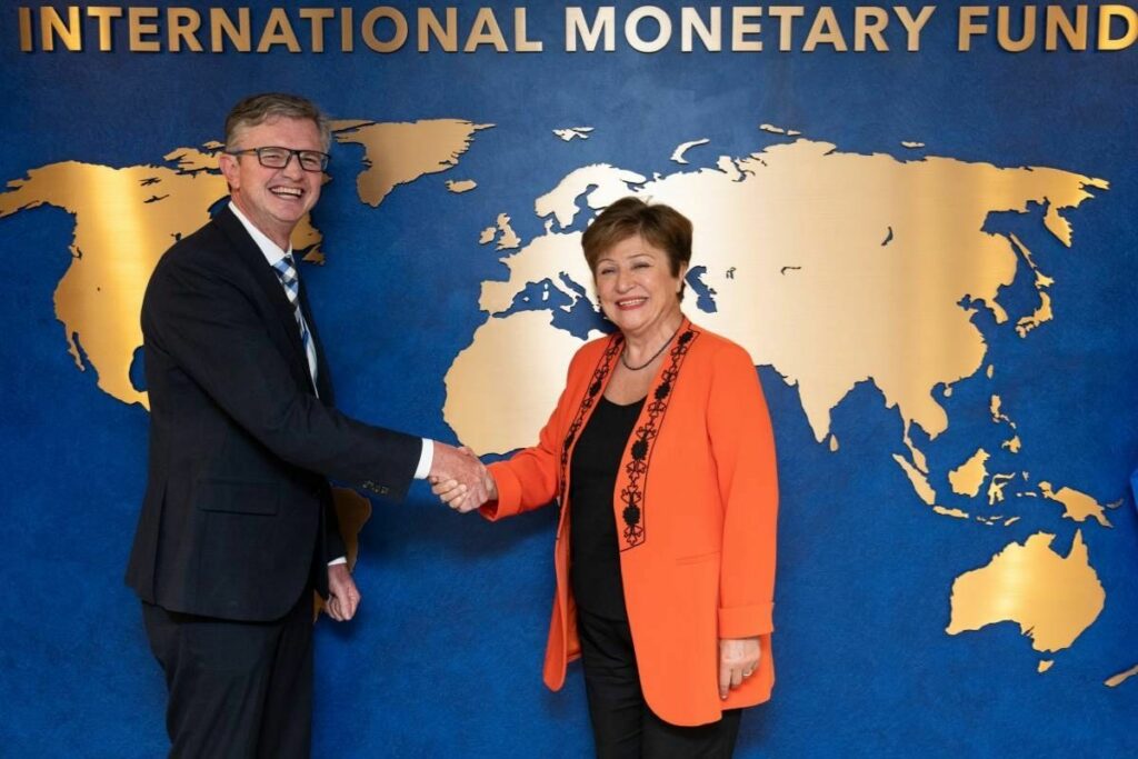 El ministro de Finanzas, Juan Carlos Vega, y la directora del FMI, Kristalina Georgieva