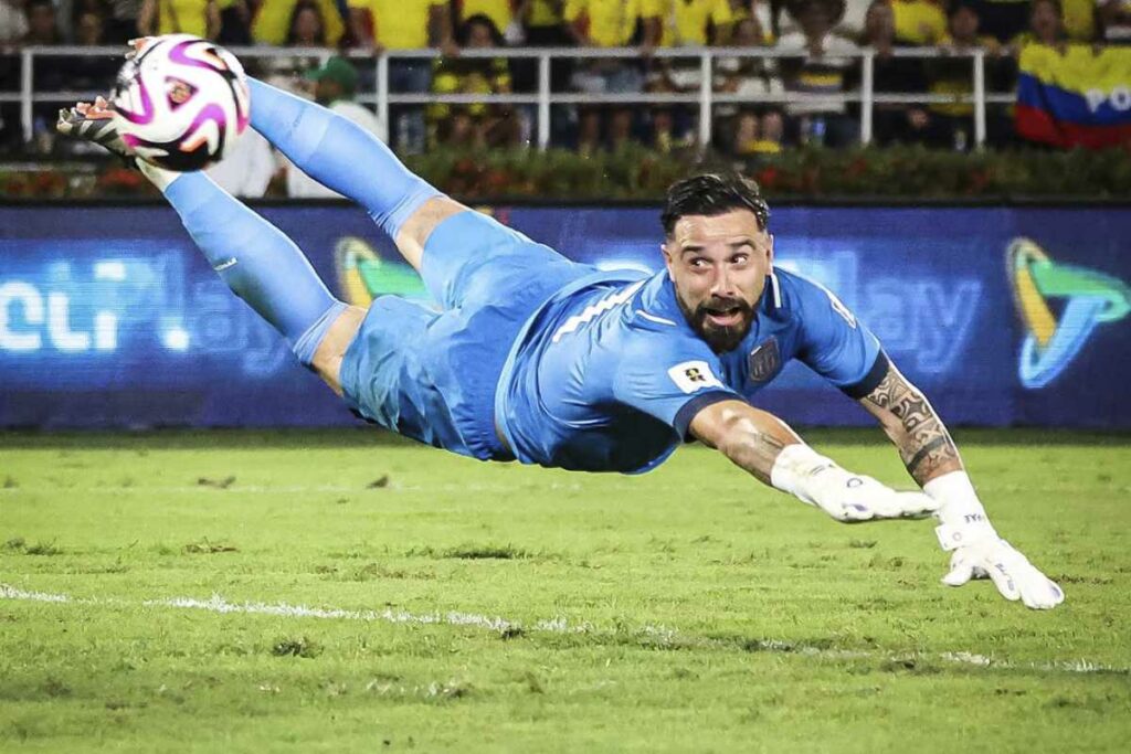Hernán Galíndez con la Selección de Ecuador enfrentando a Colombia.