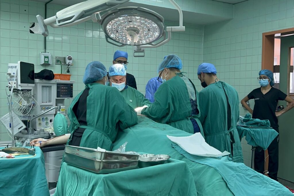 Un equipo de profesionales realizó la cirugía a un paciente de 28 años.