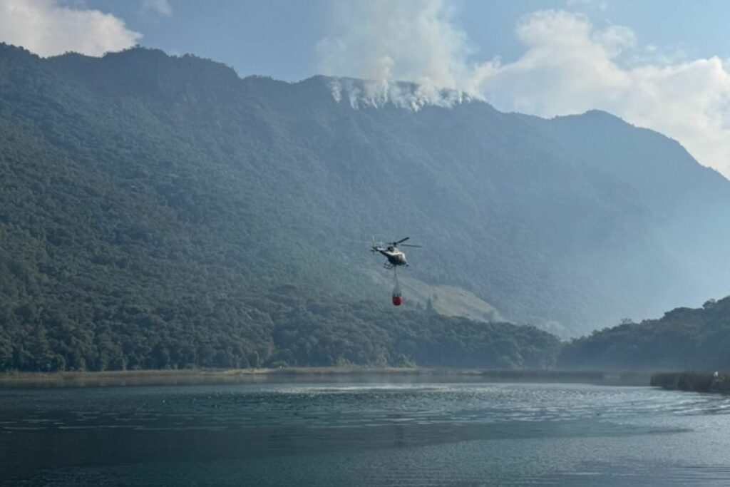 Ocho helicópteros trabajan en el combate aéreo del fuego, en Azuay y Loja.