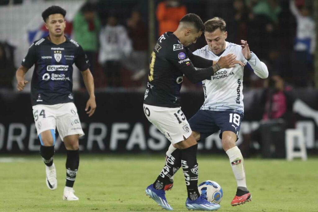 Ezequiel Piovi (d) enfrentando a Independiente del Valle en el 2023.