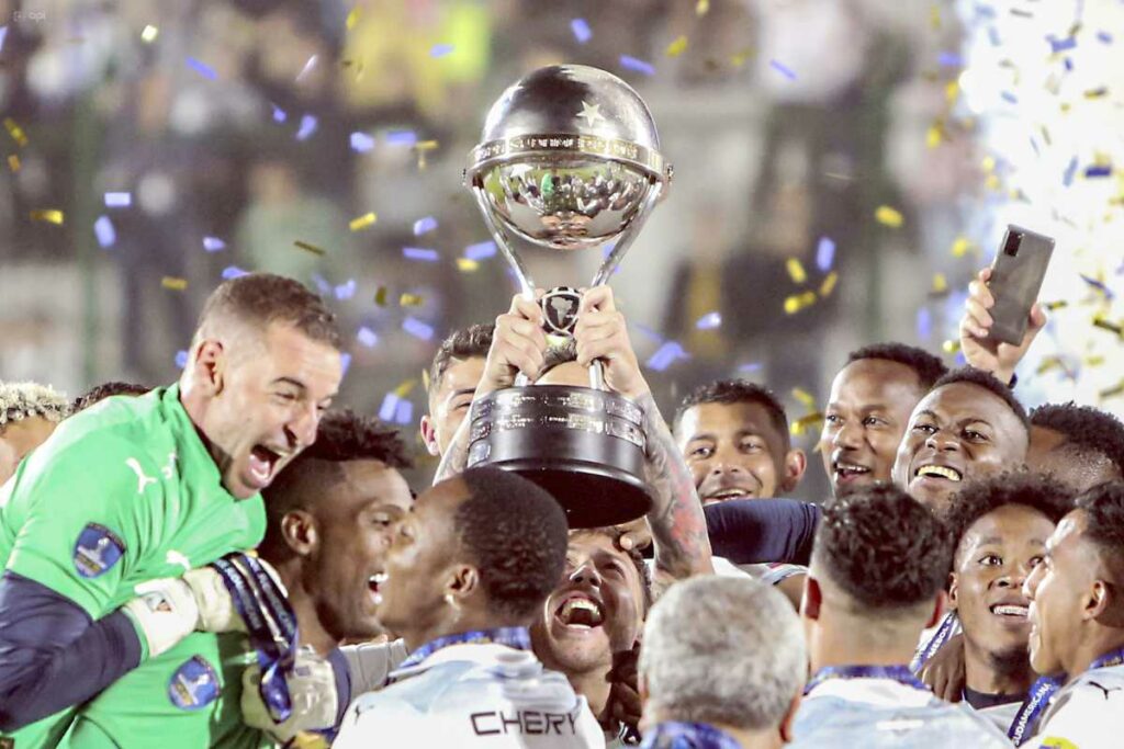 Jugadores de Liga de Quito con el título de la Copa Sudamericana de 2023.