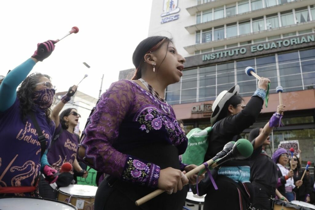 Mujeres durante las marchas en Quito, este lunes 25 de noviembre