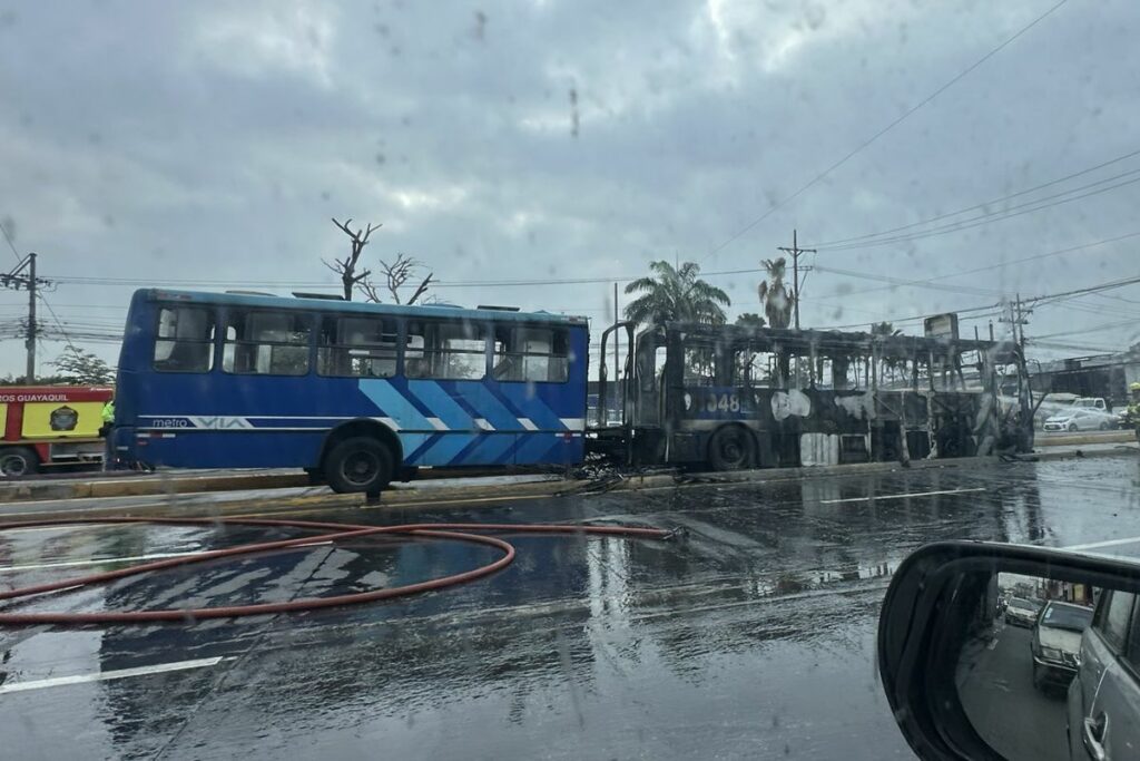 Una unidad de la Metrovía se incendió en la vía a Daule.