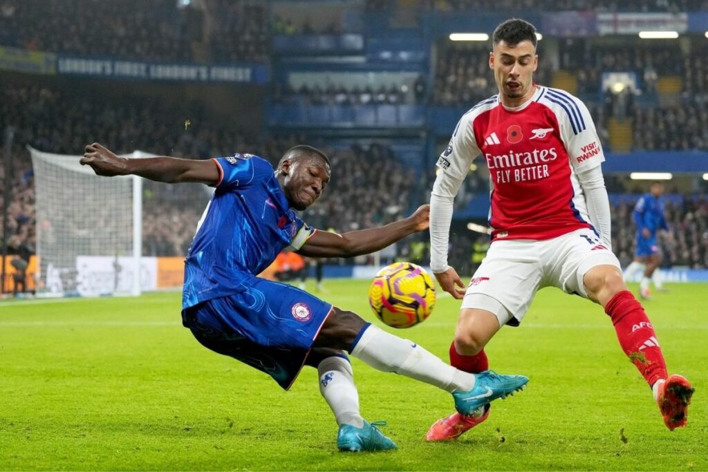 Moisés Caicedo mientras disputa el balón durante el partido contra el Arsenal