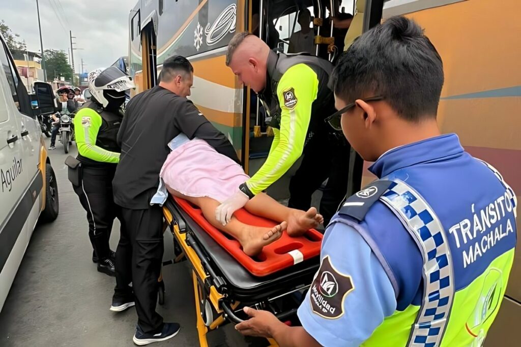 Momento en el que la mujer era trasladada hacia el Hospital Teófilo Dávila