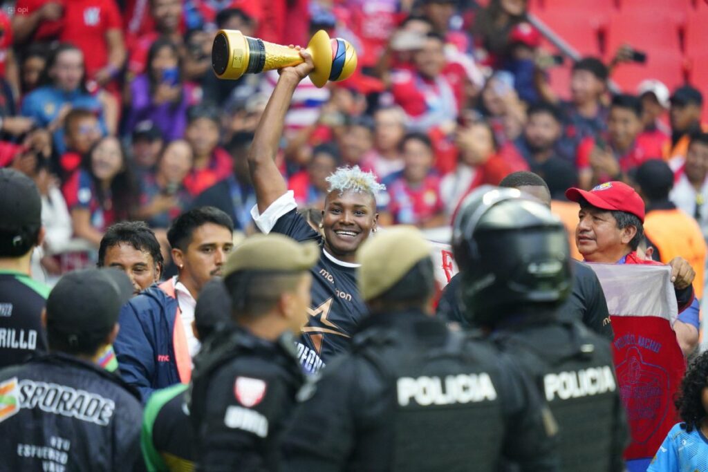 Marcos Olmedo, jugador de El Nacional con el trofeo de la Copa Ecuador.