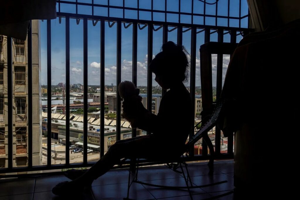 Vista de la silueta de una niña, en una fotografía de archivo.