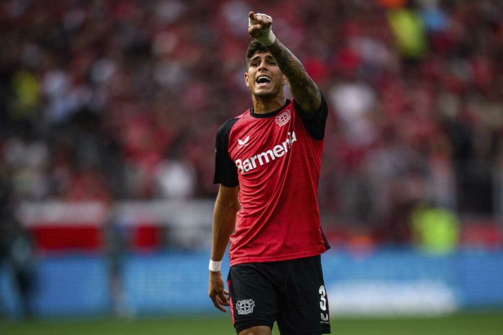 Piero Hincapié con la camiseta del Bayer Leverkusen en el 2024.