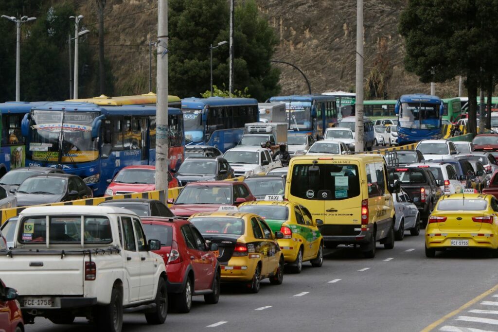 El Pico y placa rige en Quito de lunes a viernes.
