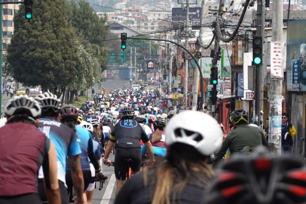 Los ciclistas dejaron mensajes en honor a Carla Barona durante la Ciclo Vida 2024 realizada en Quito para exigir más respeto en las vías.