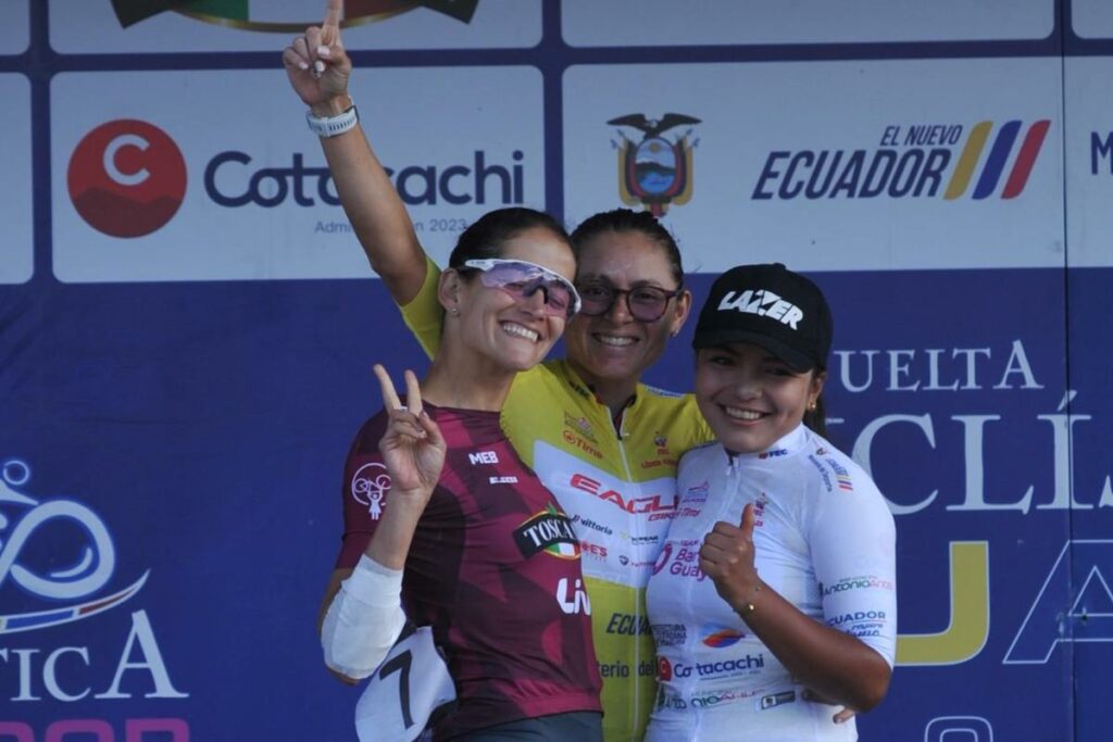 Esther Galarza (centro) festeja en el podio con sus escoltas Elizabeth Bravo (izq.) y Heidi Flores.