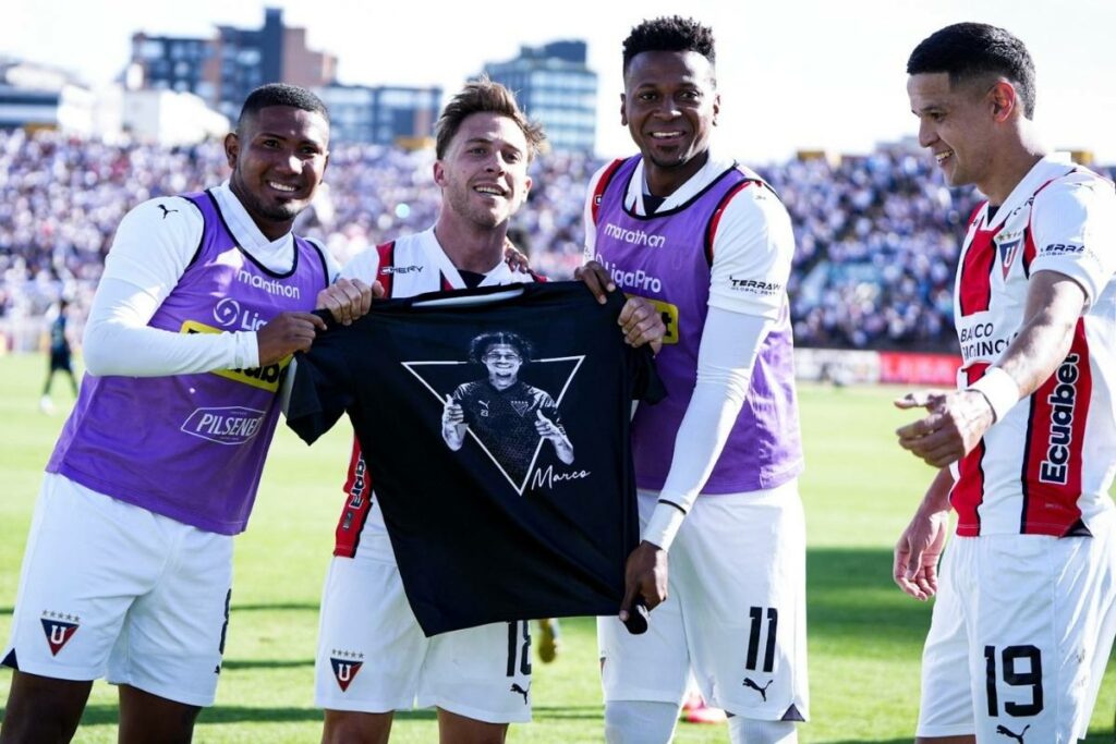 Jugadores de Liga de Quito recordaron a Marco Angulo en el cotejo ante Católica en el estadio Atahualpa de Quito.