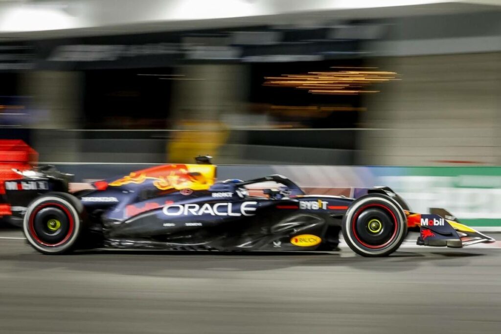 El piloto Max Verstappen en acción en Las Vegas, Estados Unidos, en el Mundial de la Fórmula 1. Los equipos tendrán un nuevo rival desde el 2026.