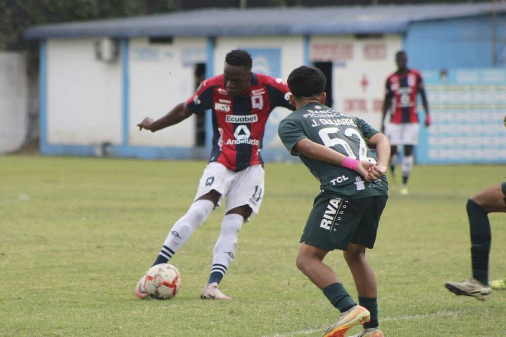Jugador del Deportivo Quito (i) enfrentando a Toreros en el Ascenso Nacional 2024.