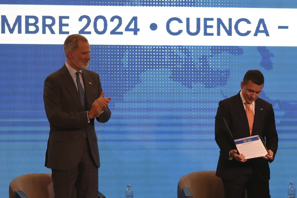 El presidente de Ecuador, Daniel Noboa, recibe aplausos del rey Felipe VI este jueves, en Cuenca (Ecuador).