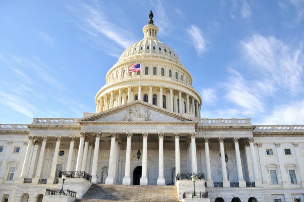 El poder Legislativo en Estados Unidos se divide en la Cámara Alta (Senado) y la Cámara Baja (Representantes)