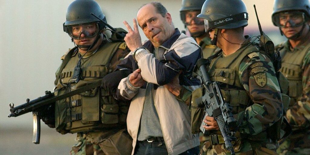 Simón Trinidad, cuando fue capturado en Ecuador y deportado a Estaos Unidos en 2004.