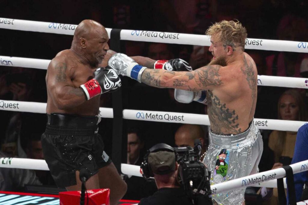 Mike Tyson (i) en el combate con Jake Paul en el 2024.