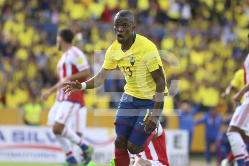 Enner Valencia celebra un gol con la Selección de Ecuador en 2016.