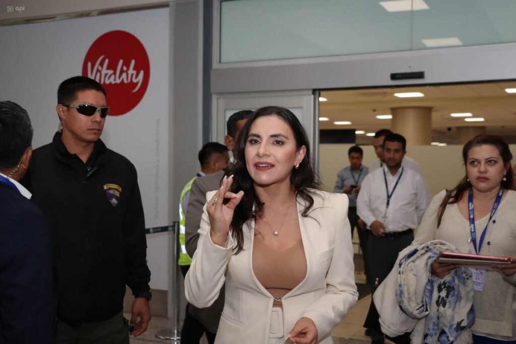 La Corte Constitucional deberá pronunciarse sobre la suspensión de la vicepresidenta Verónica Abad.
