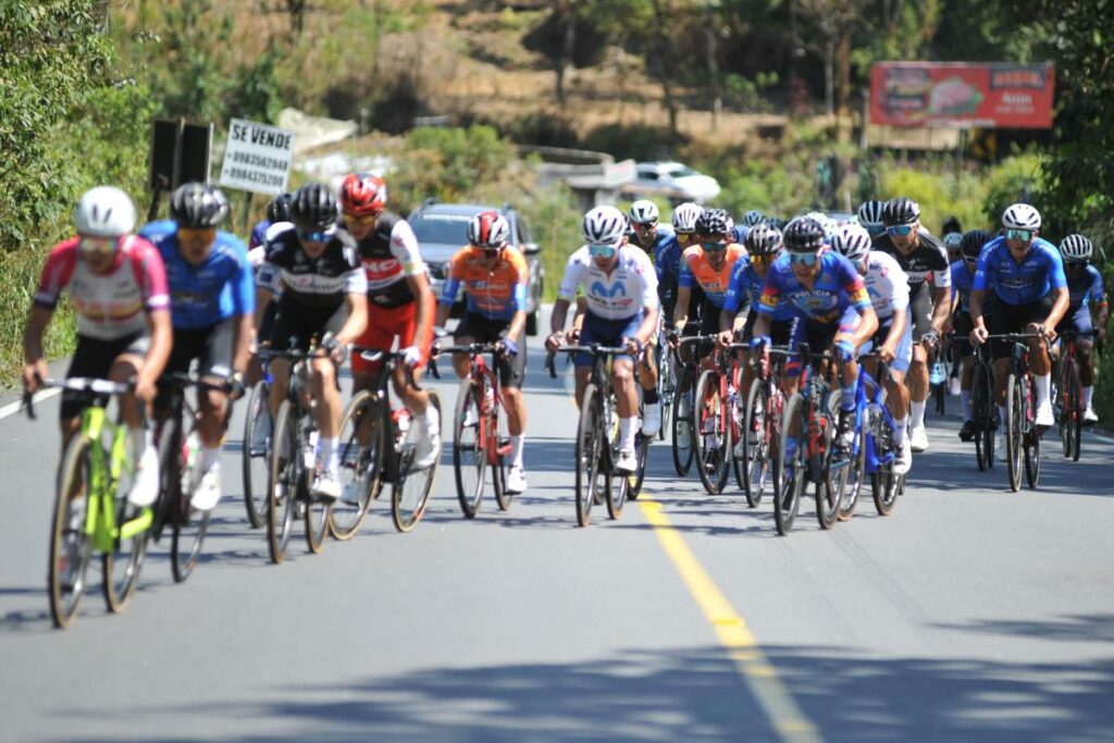 El pelotón de ciclistas en la etapa 1 de la Vuelta al Ecuador 2024.