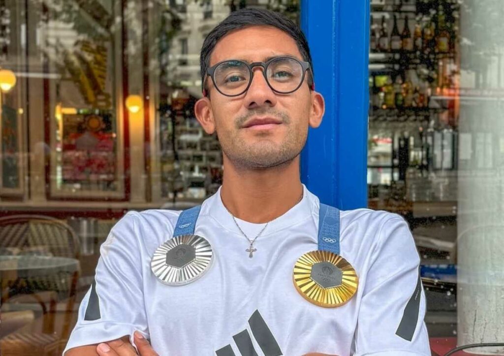 Daniel Pintado con sus dos medallas obtenidas en los Juegos Olímpicos de París 2024.