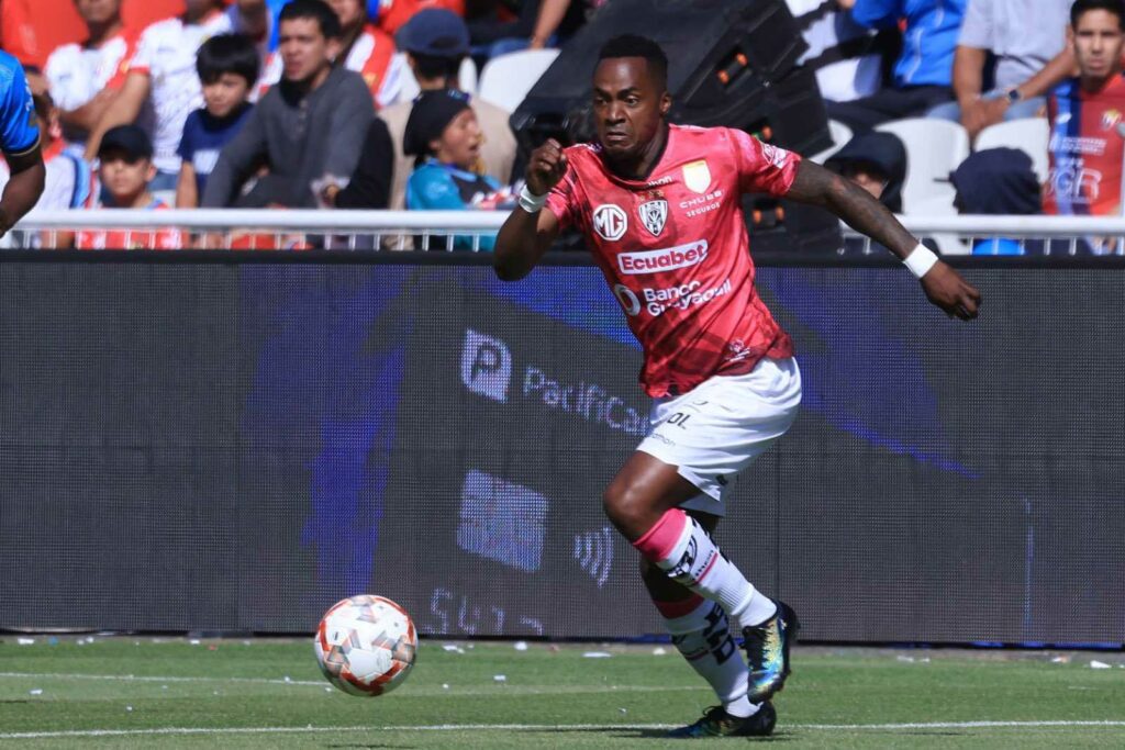 Renato Ibarra de Independiente del Valle de la Liga Pro conduce un balón.