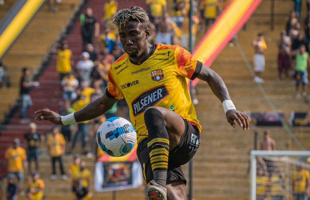 Adonis Preciado conduce un balón con Barcelona SC en la última fecha de la Liga Pro.