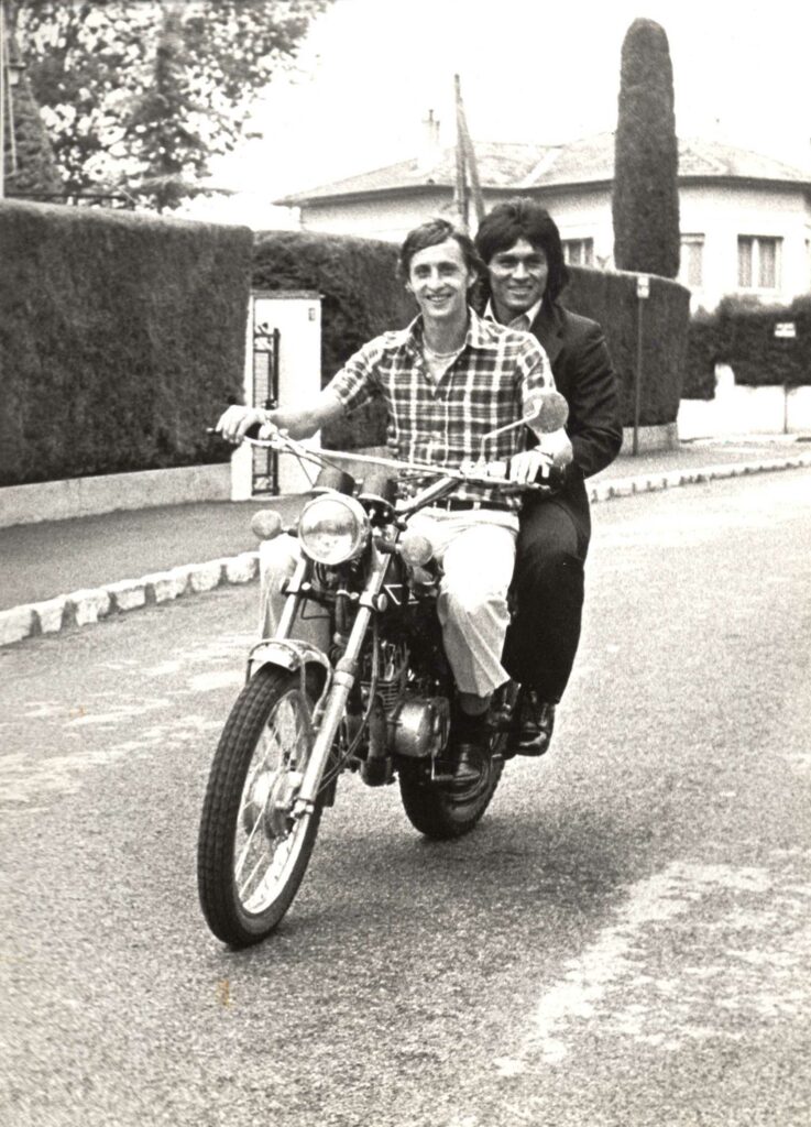 Johan Cruyff y Hugo 'Cholo' Sotil durante su etapa en el FC Barcelona.