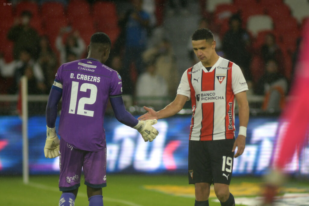 David Cabezas (izq.) de El Nacional, mejor arquero de la Copa Ecuador, saluda con Álex Arce (der.) de Liga de Quito, máximo goleador de la Liga Pro.