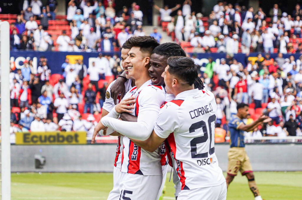 Gabriel Villamil celebra un gol con sus compañeros de Liga de Quito ante Deportivo Cuenca.