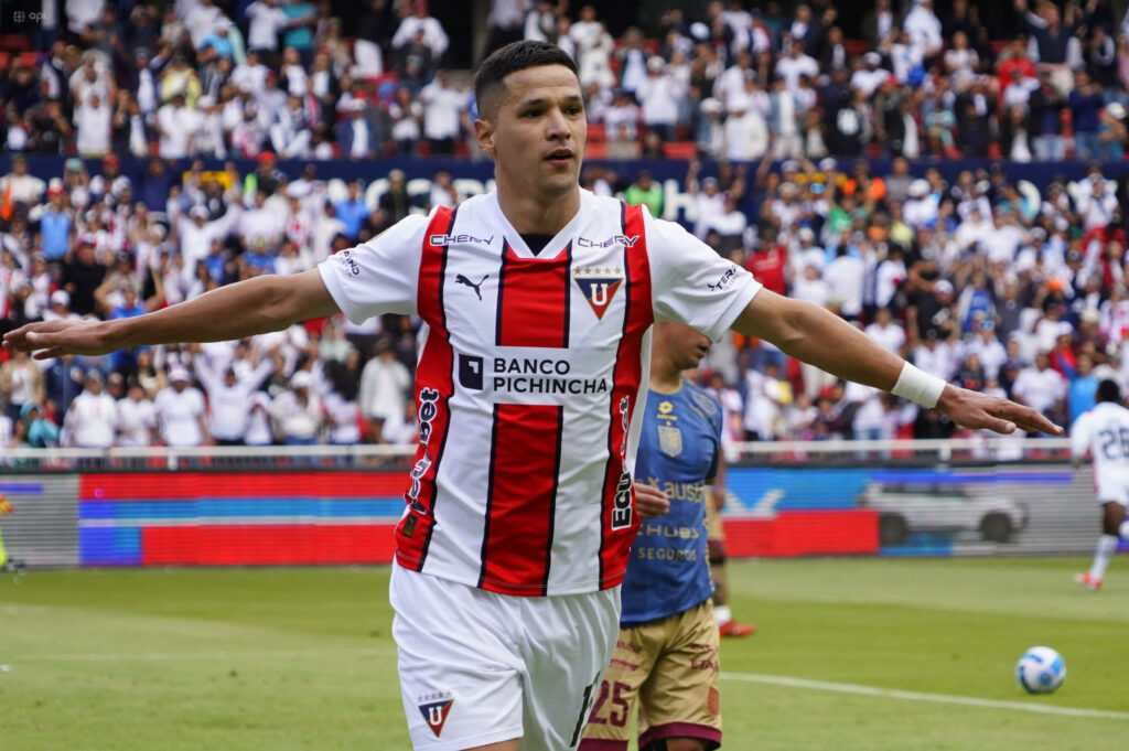 Álex Arce, delantero de Liga de Quito, celebra un gol en la Liga Pro.