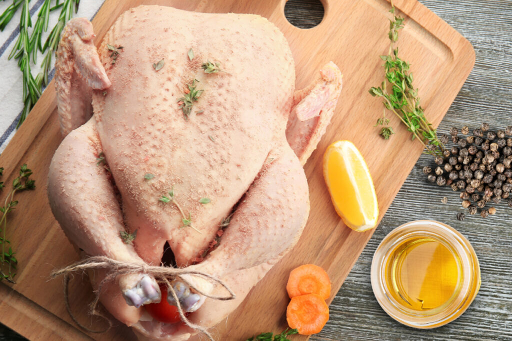 La clave para un buen pavo radica en su adobo y cocción, lo que garantiza que la carne sea jugosa y sabrosa.