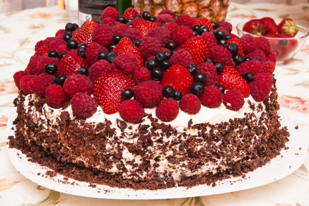 La combinación ideal: chocolate y frutos rojos. ¡Haz esta tarta y sorprende a todos!