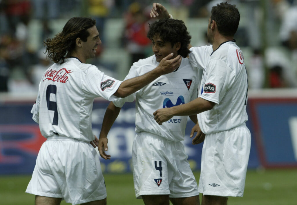 Ariel Graziani (izq.) y Paúl Ambrosi (centro.) celebran con un compañero uno de los goles de Liga de Quito a El Nacional en 2005.