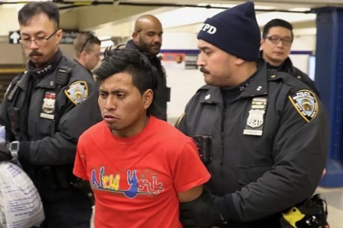 Acusan a un hombre de quemar viva a una mujer en el metro de Nueva York ...