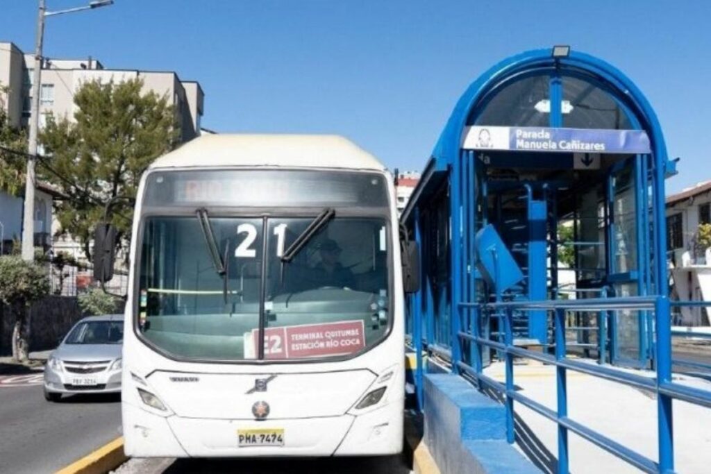 En la parada 24 de mayo de la Ecovía, recientemente rehabilitada, se encontraron fisuras que obligó a levantar el hormigón.