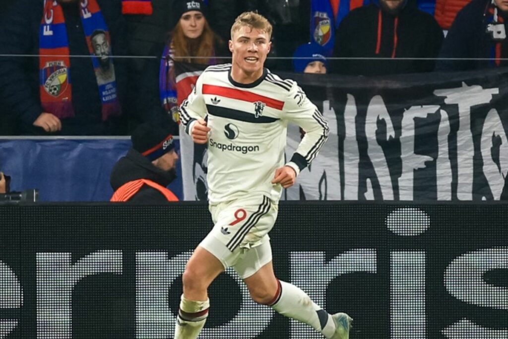 Rasmus Hojllund celebra un gol con Manchester United en la Europa League.