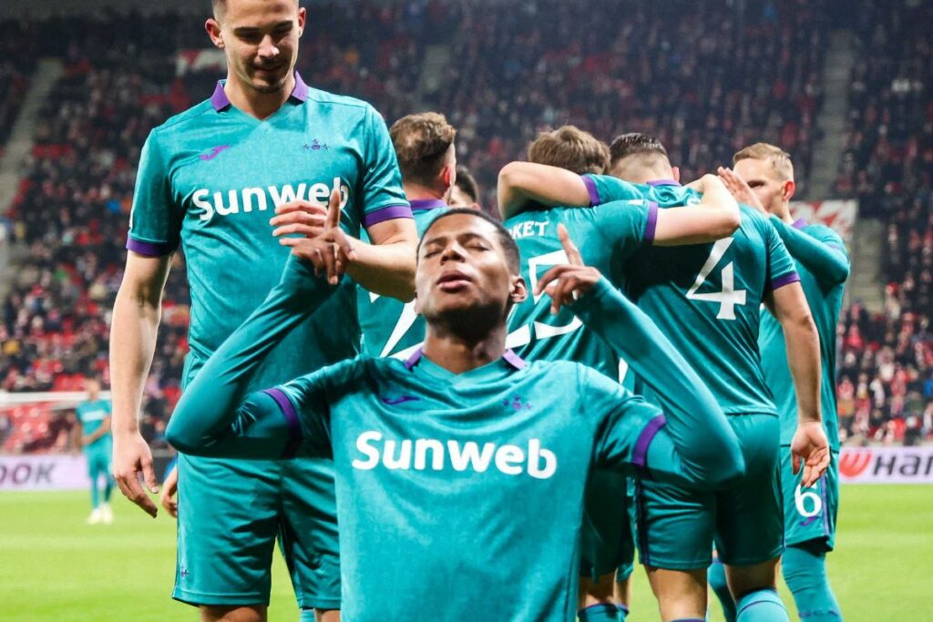 Nilson Angulo (centro) celebra su gol en la UEFA Europa League con el RSC Anderlecht.