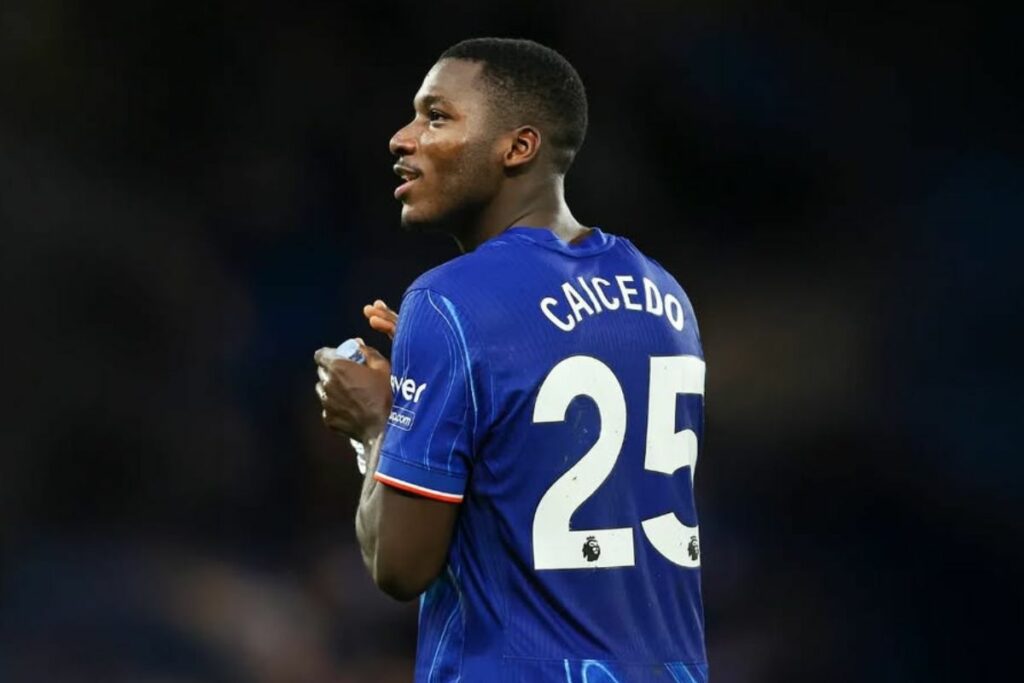 Moisés Caicedo durante un partido con el Chelsea en la Premier League.
