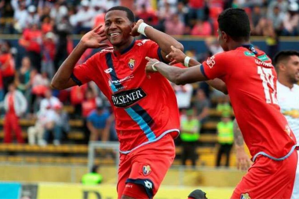 Michael Estrada celebra con Felipe Mejía uno de los goles de El Nacional en el 5-0 de 2016 ante Liga de Quito.