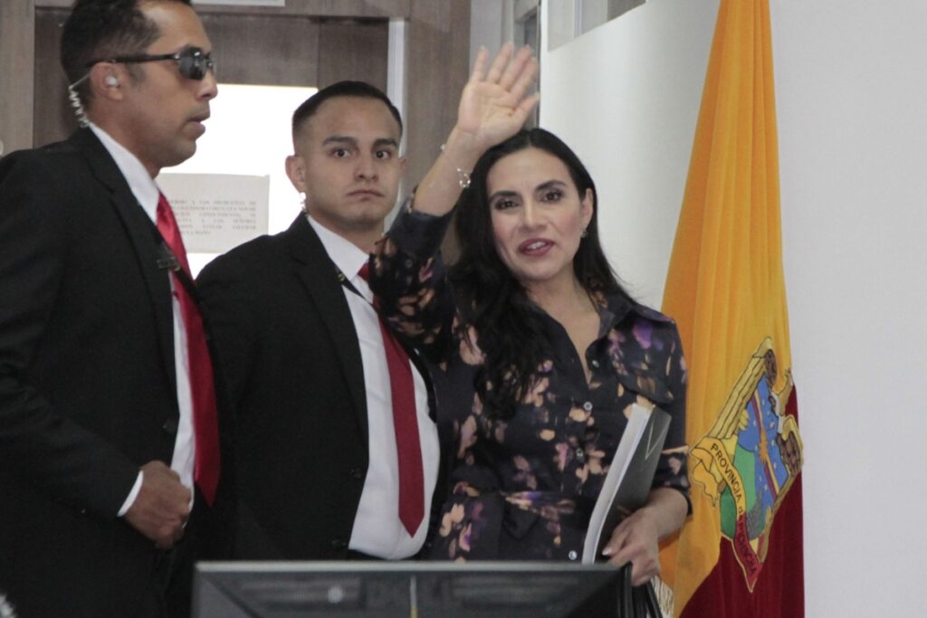 Verónica Abad llegó a la audiencia de su acción de protección.