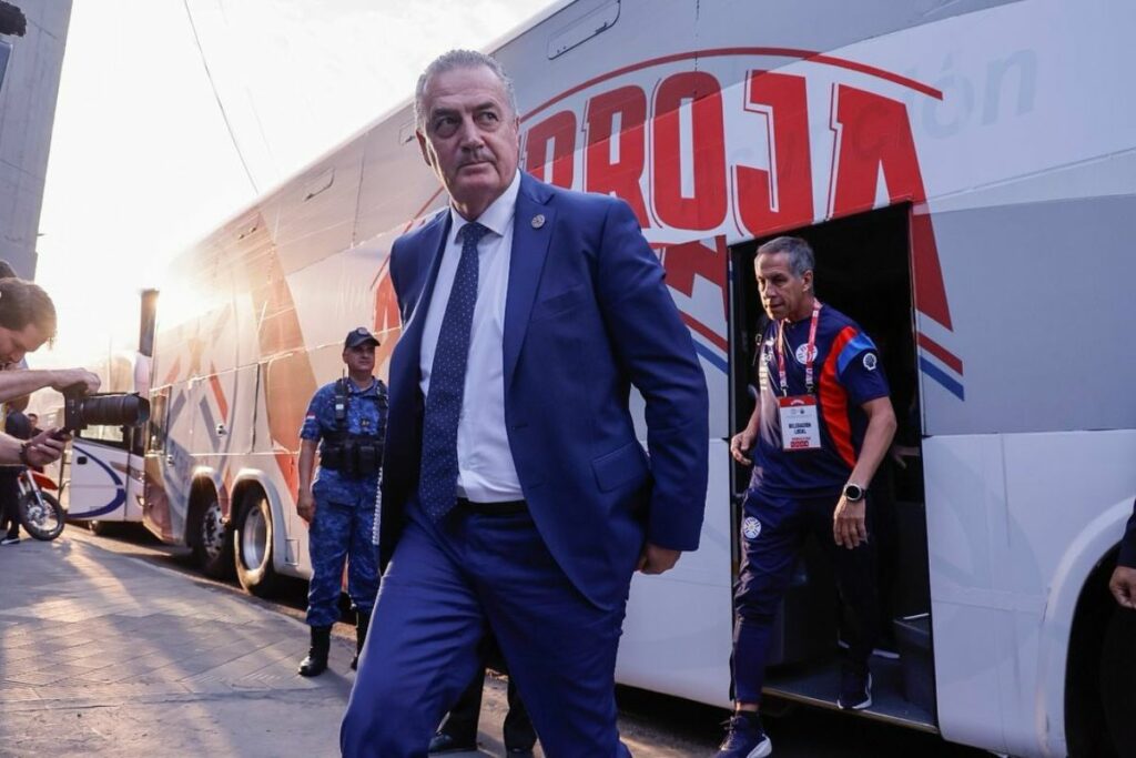 Gustavo Alfaro, exDT de la Selección de Ecuador, en un partido con Paraguay.