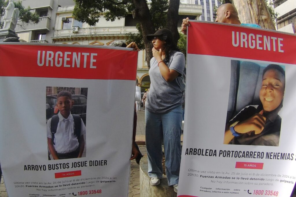 Exteriores de la Fiscalia del Guayas, se concentraron activistas políticos, actores, personal de derechos humanos y familiares de los niños desaparecidos en Guayaquil.