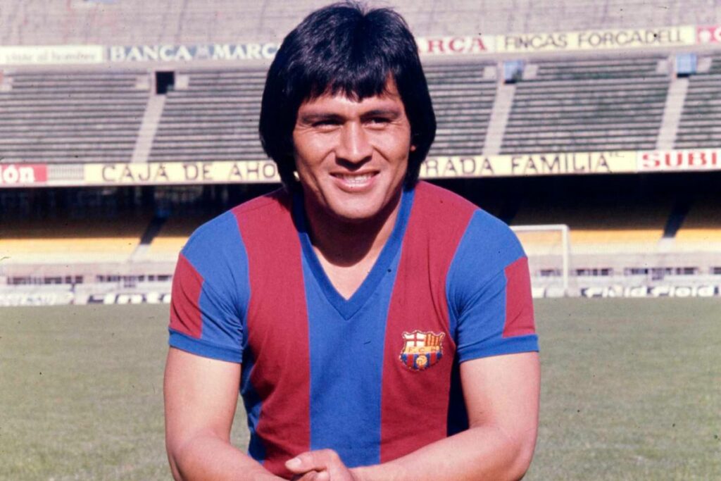 Hugo 'Cholo' Sotil con la camiseta del FC Barcelona en su etapa de futbolista.